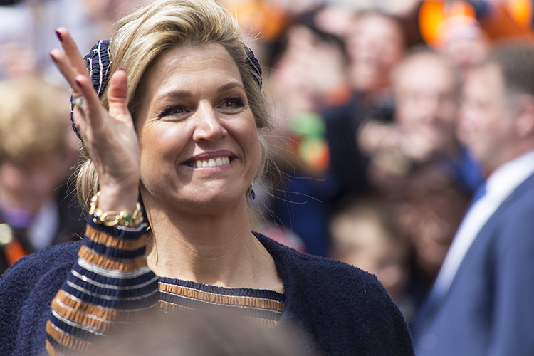 Koningin Maxima zwaait naar publiek Koningsdag Tilburg 2017